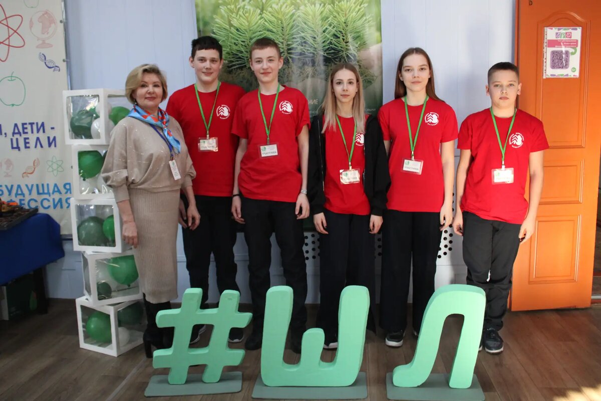 Команда «Друзья природы» из п. Шиверский и эксперт Любовь Гаврилова
