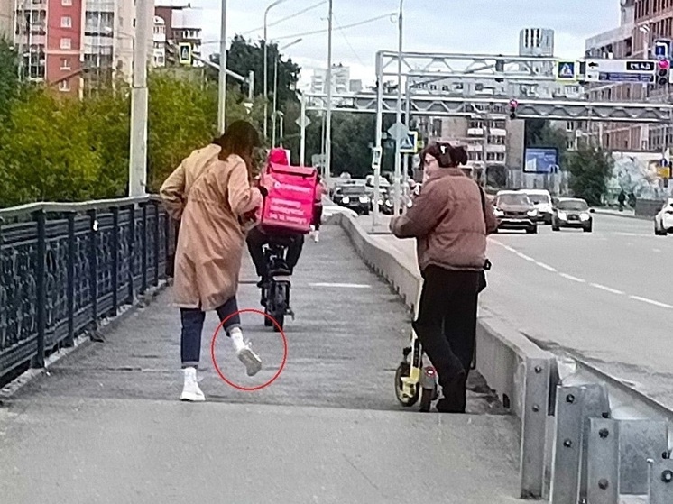     Екатеринбург, 2025 год. Самокат ударил девушку по ноге, ДТП не зарегистрировано. Фото: Николай Курилов / МК-Урал.