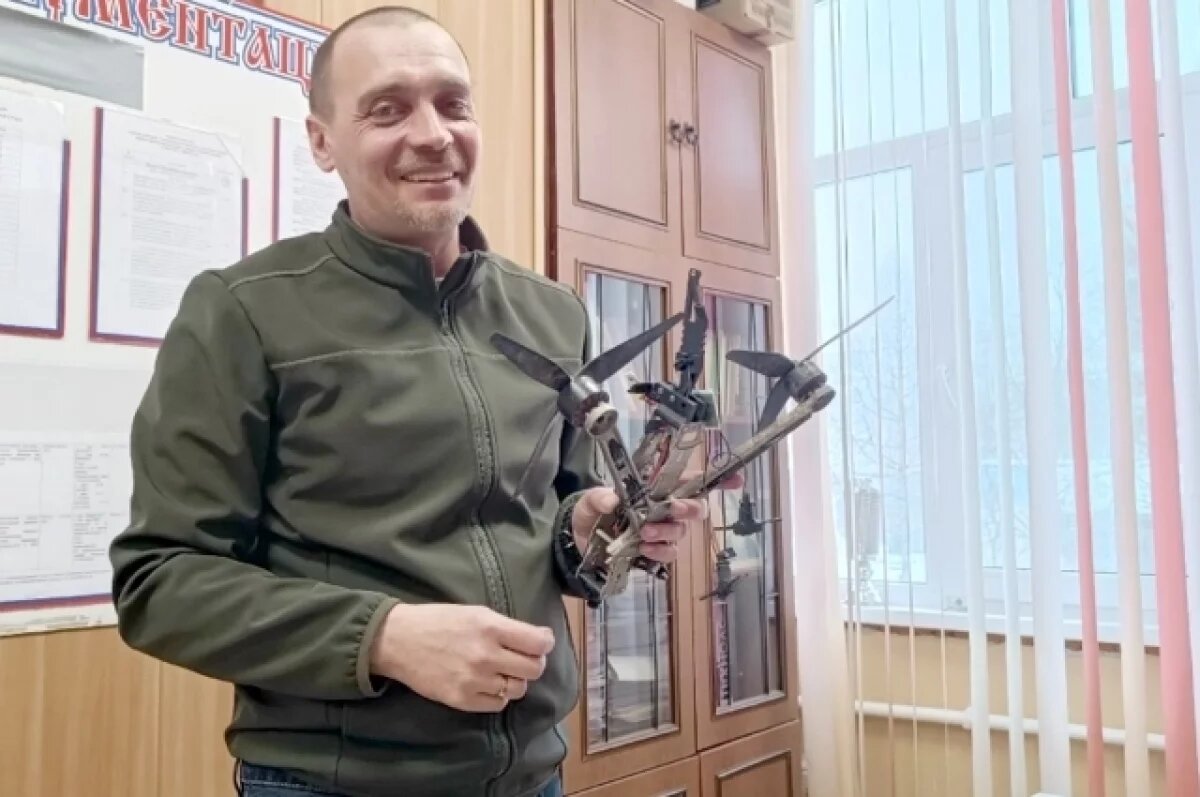    Скиф показывает, как устроен дрон.