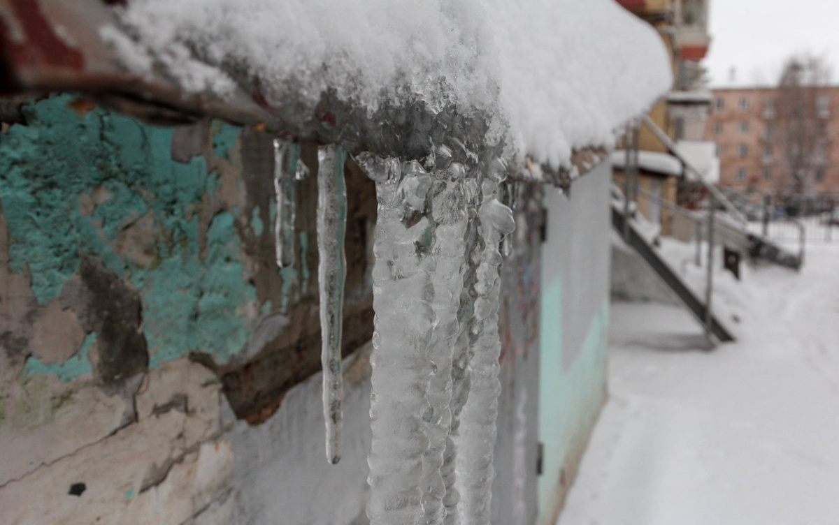   В Удмуртии возбудили дело после травмирования трех ижевчанок упавшим с крыш льдом