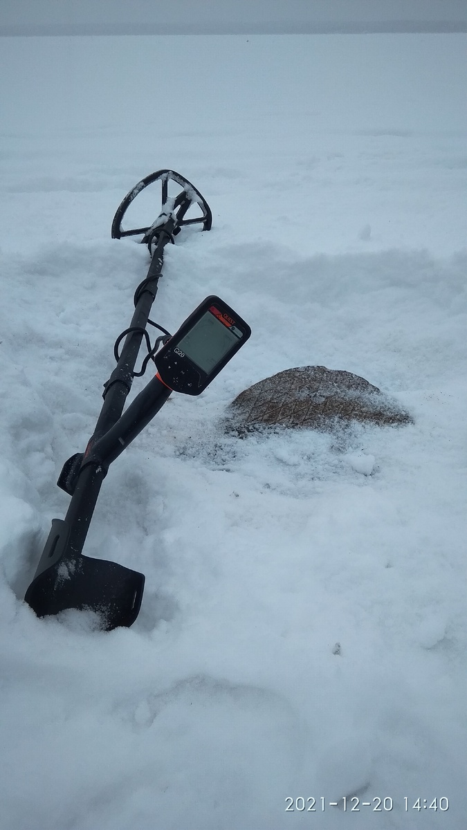 Работа металлоискателем на озере зимой