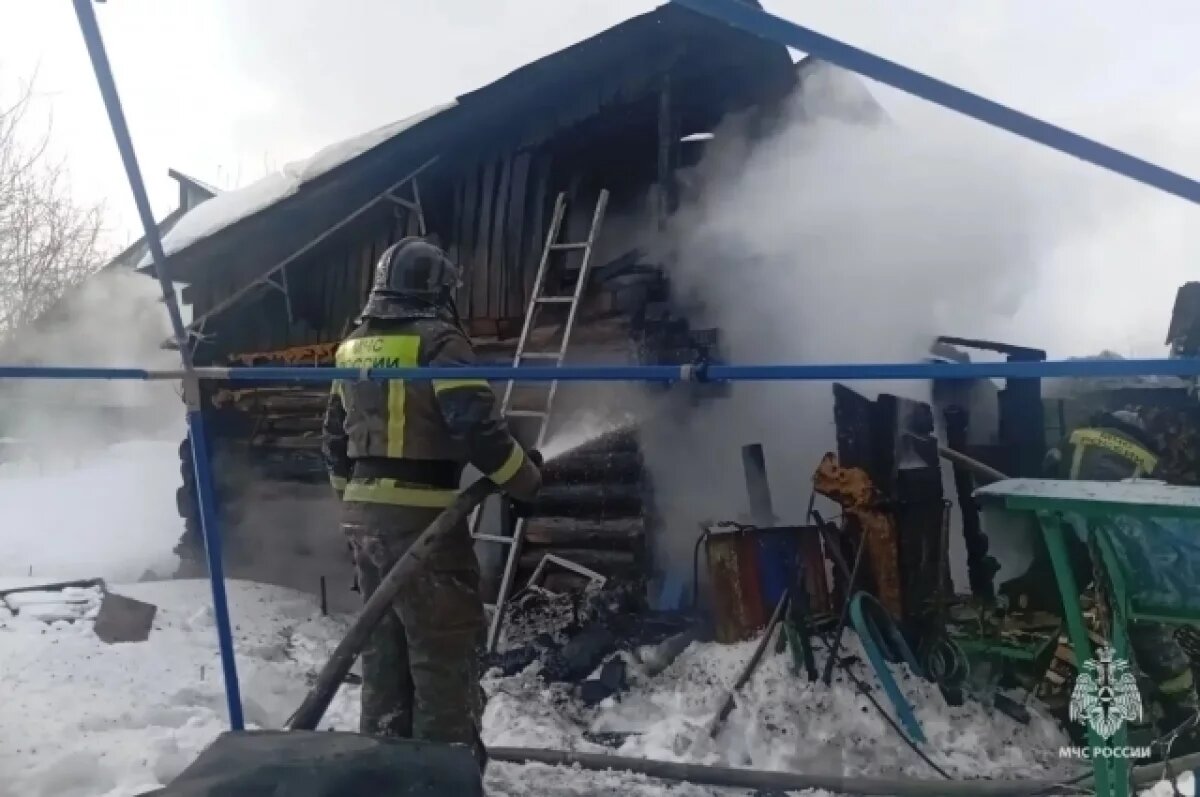    В Томской области загорелись дачный дом и баня