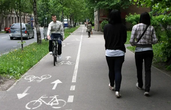 Тротуар поделили для пешеходов и велосипедистов фото Яндекс