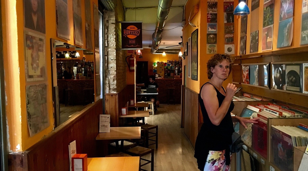 Да, вот за этим уступчиком они и играли, в той маленькой комнате.