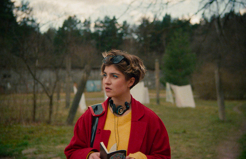 Вот такая девушка.  Выглядит очень срвременно, хотя события в фильме происходят 30 лет назад.