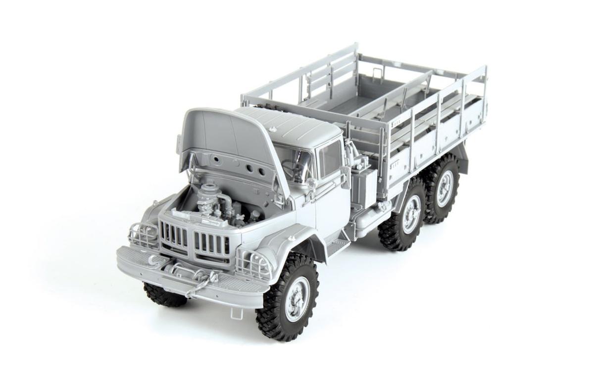 Тестовая сборка модели советского среднетоннажного грузовика повышенной проходимости - ЗИЛ-131. Масштаб модели: 1/35. Производитель: "Звезда" (Россия). Автор: Сергей Сурнев