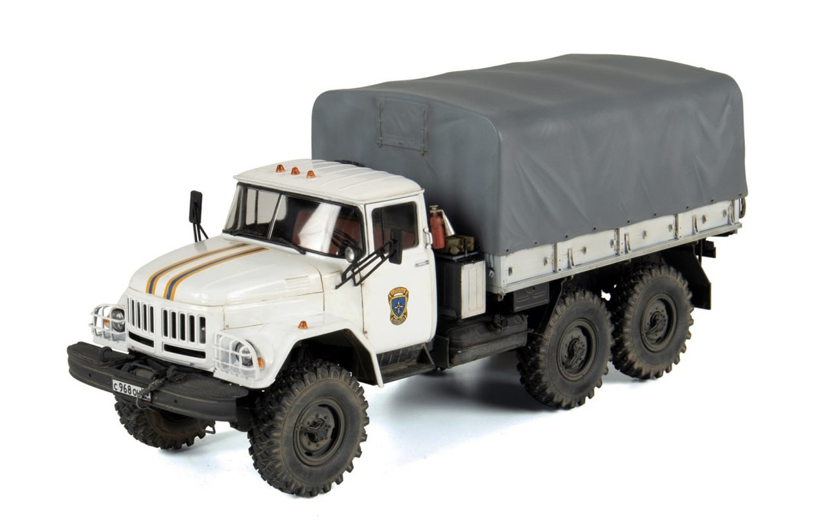 Тестовая сборка модели советского среднетоннажного грузовика повышенной проходимости - ЗИЛ-131. Масштаб модели: 1/35. Производитель: "Звезда" (Россия). Автор: Сергей Сурнев