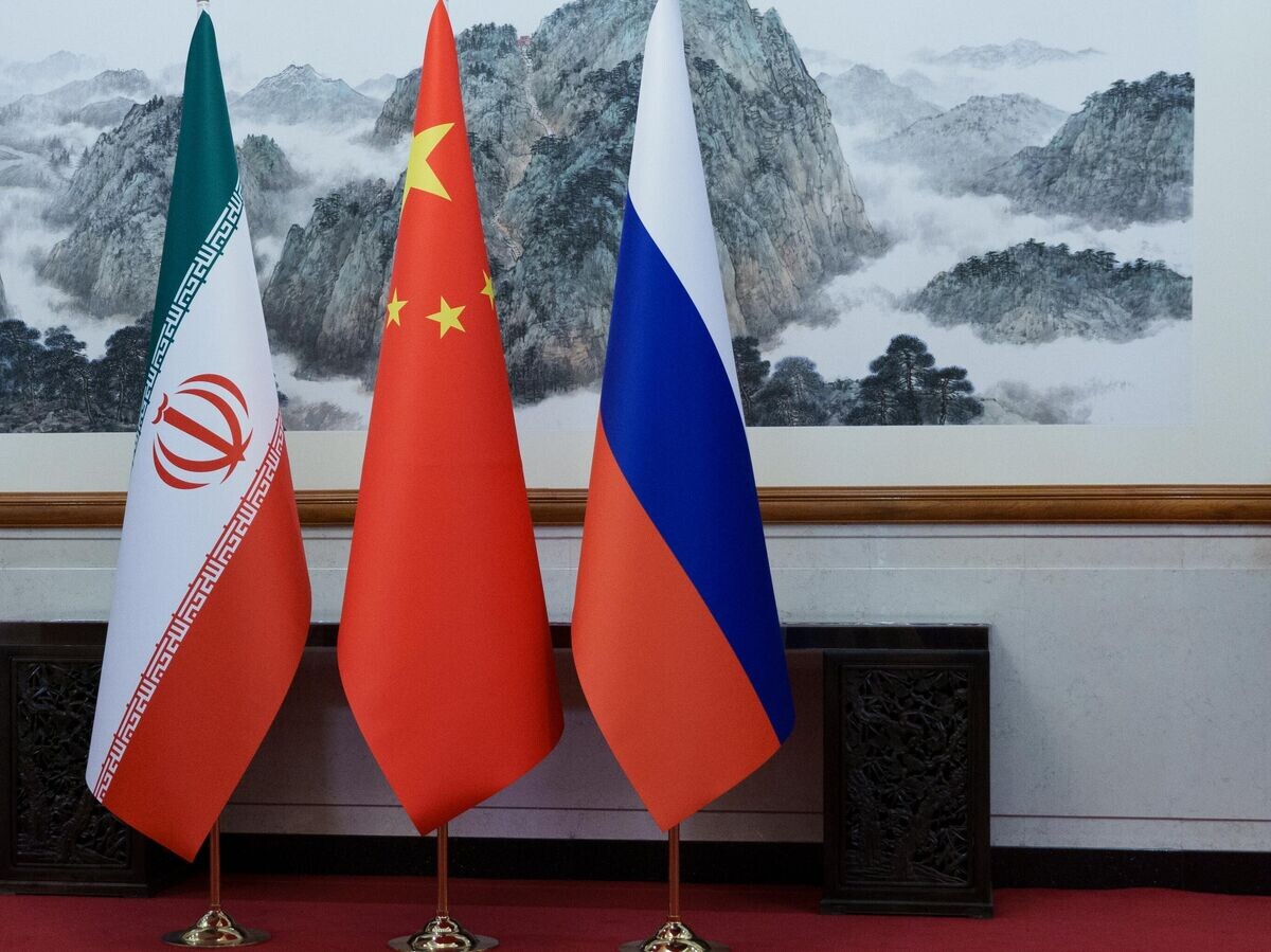    Флаги Ирана, Китая и России в государственной резиденции Дяоюйтай в Пекине | © РИА Новости / Анна Раткогло