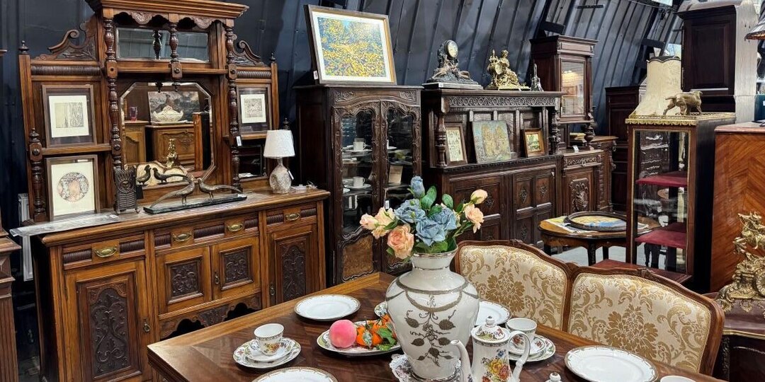 Винтажная мебель, фарфор, зеркала по ценам от 3 рублей. Репортаж из антикварного ангара