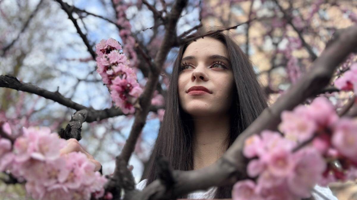    Москвичка Ариадна Цап в цветках сакуры на Сущевском Валу / Фото: Василиса Чернявская / Вечерняя Москва