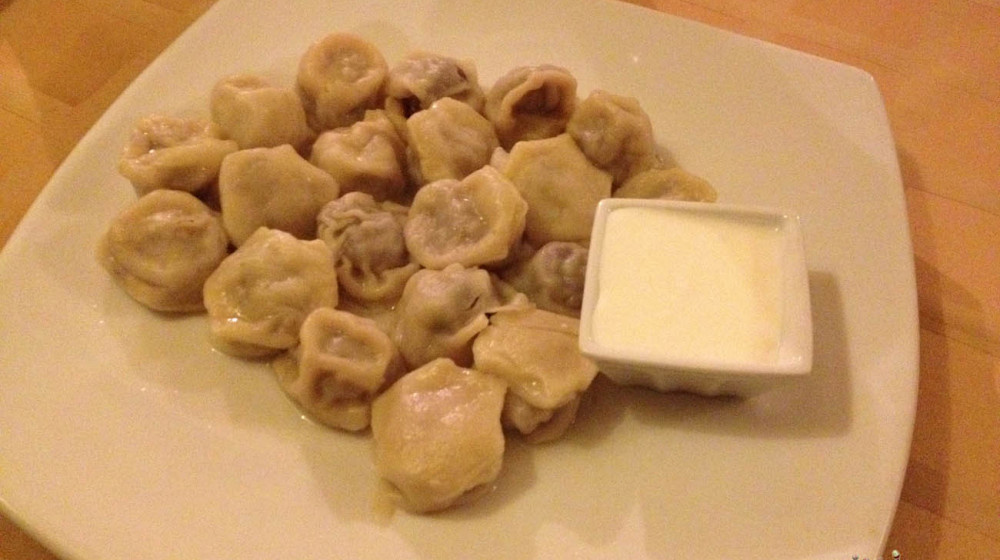    Тайга в тарелке пельмени из медвежатины с брусничным соусом