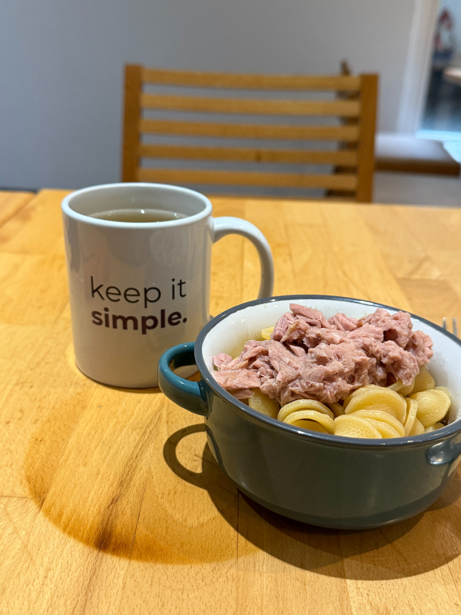 Плотный завтрак - паста с тунцом и чай с сахаром