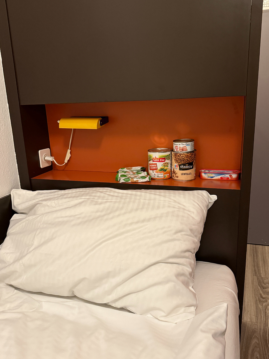 Наши запасы из Франции (консервы) и России (батончики)