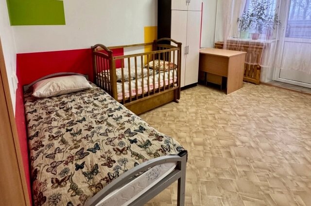    Одинокие женщины обустраиваются в одной большой комнате, а мамы с детьми — в отдельных. Фото: Кризисный центр для женщин «Новая Надежда».