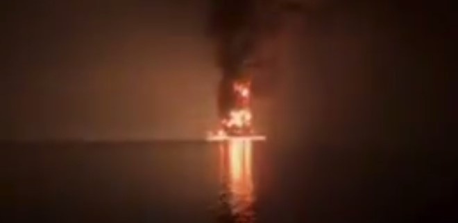    Горящий американский танкер.