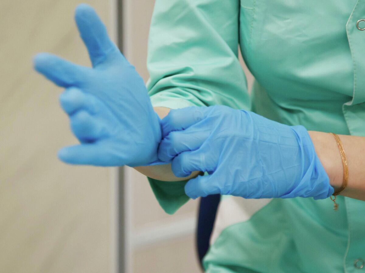    Медсестра поправляет перчатки | © Depositphotos.com / Alexander Golubev