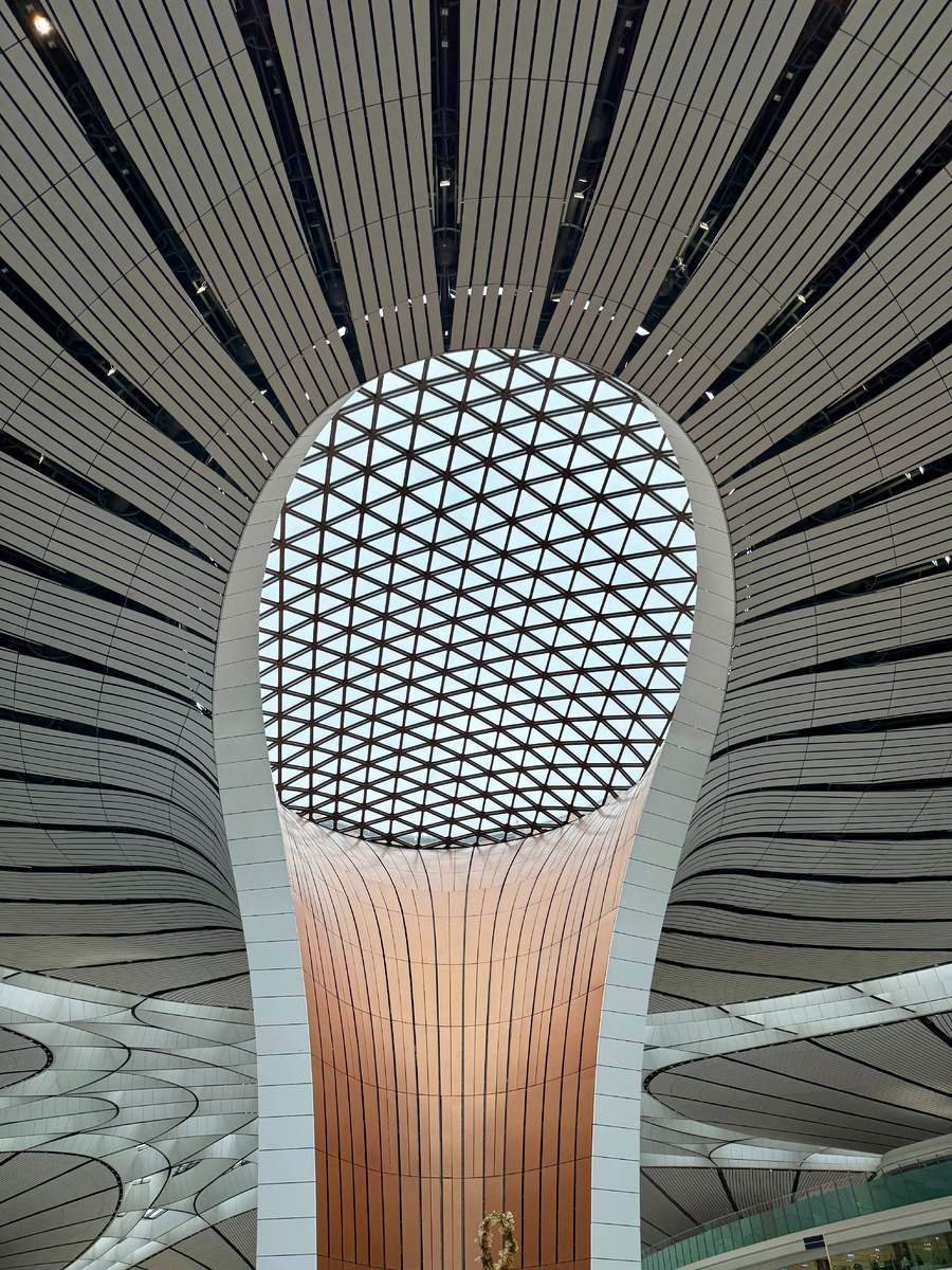 Аэропорт, место, где мы полны ожиданий и надежд.