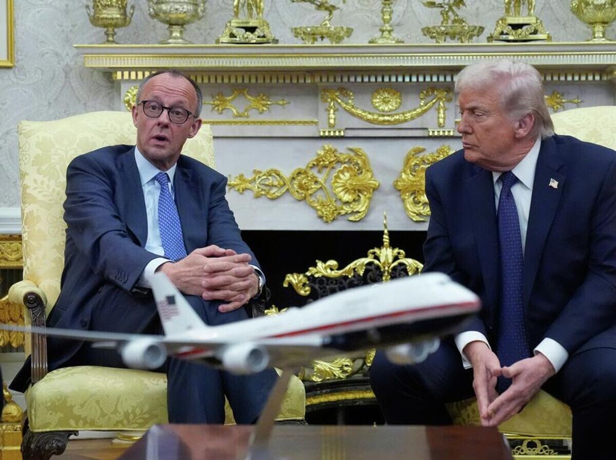    Президент США Дональд Трамп и канцлер Германии Фридрих Мерц во время встречи в Овальном кабинете Белого дома | © AP Photo / Mark Schiefelbein