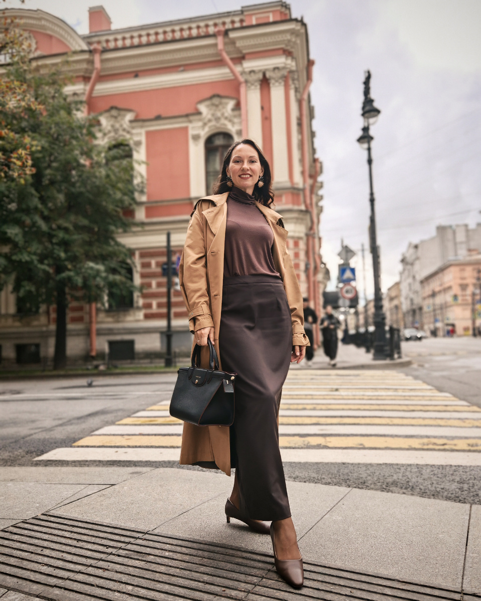 Женственный образ легко, просто наденьте тренч с поясом, юбку миди и обязательно обувь на каблуке