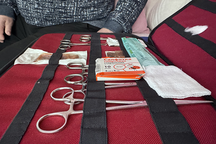    Ильгизар Бариевич понял, что салфетки раненых не спасут, и познакомился через волонтеров с военными, которые и рассказали, насколько важны на фронте именно медикаменты.   
Фото: «БИЗНЕС Online»