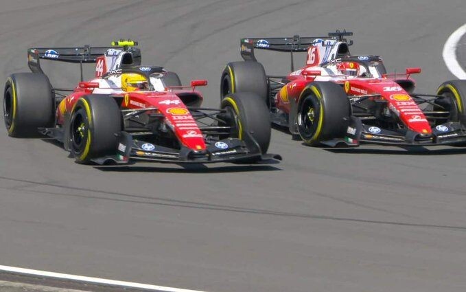 Борьба Шарля Леклера и Льюиса Хэмилтона в третьем поворотеФото: F1  📷
