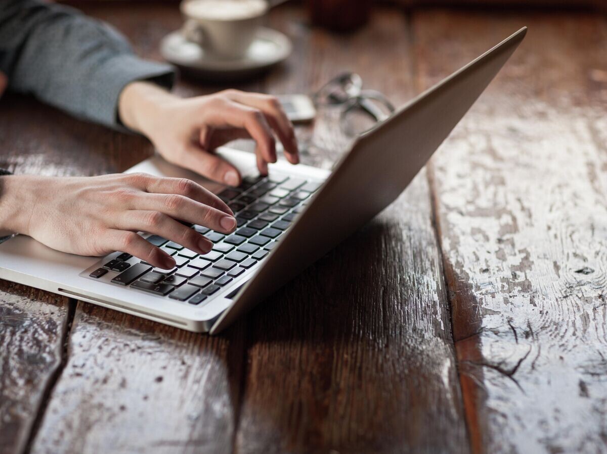    Мужчина работает за ноутбуком | © Depositphotos.com / stockasso