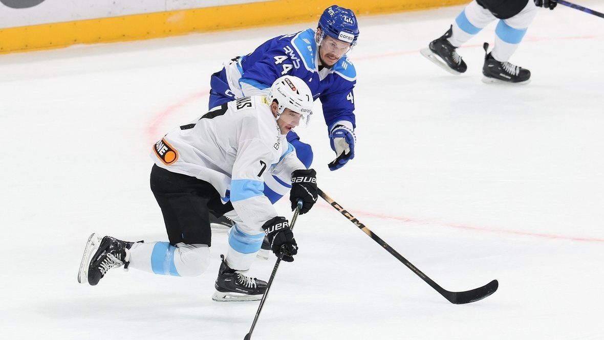    Сэм Энэс и Кирилл Адамчук в матче «Динамо» (Минск) — «Динамо» (Москва).ХК «Динамо» (Минск)