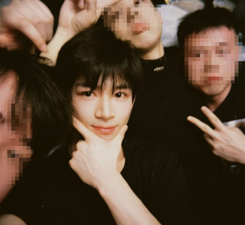 Китайский актер Ван Синьюэ.