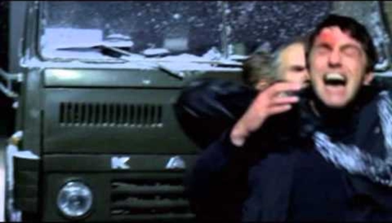 Кадр из фильма Петра Буслова «Бумер» 2003 года. Конфликт главных героев с дальнобойщиками.