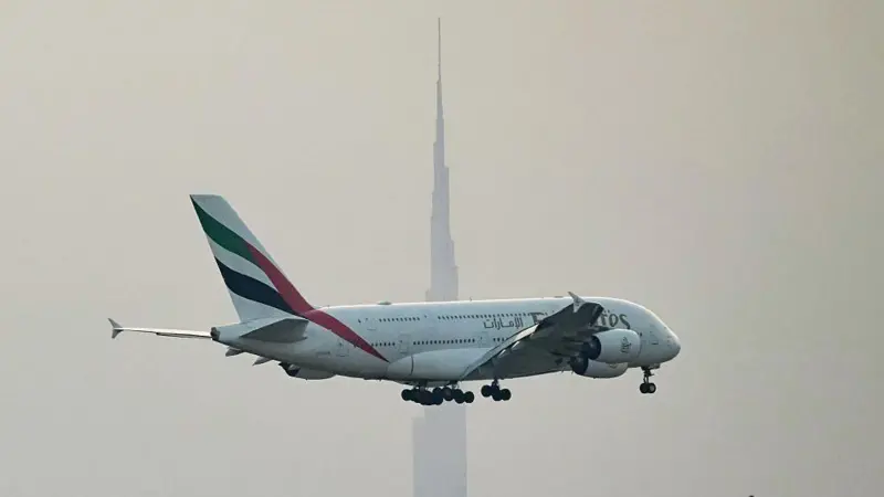 А380 авиакомпании Emirates приземляется в Дубае. ОАЭ ввела особый режим управления воздушным трафиком. Фото: AFP
