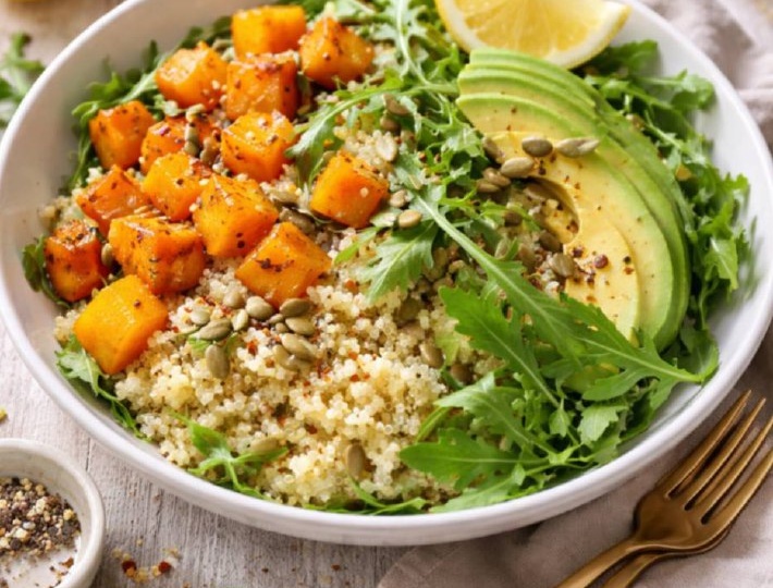 🌿🥗 Тёплый салат с киноа, зеленью и запечённой тыквой