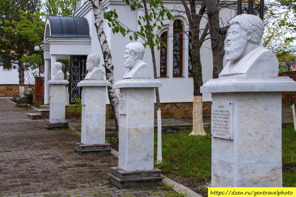 Петропавловский храмовый комплекс — комплекс святых первоверховных апостолов Петра и Павла на Боргустанском шоссе в Ессентуках, расположенный на территории 10 гектаров и включающий различные ландшафтные и монументальные объекты.                                       Сразу за центральными воротами, к Петропавловскому храму мимо часовни Троицы Живоначальной ведёт аллея философов. Главным образом здесь собраны древнегреческие философы, чьи высказывания были близки по духу к христианской религии. Как гласит щит на храмовой территории — это христиане до Христа. Среди философов встречаются довольно известные личности. Аристотель, Плутарх, Софокл, Гомер, Платон и другие. Наличие в комплексе данной аллеи вызвано участием в строительстве комплекса греческой общины.