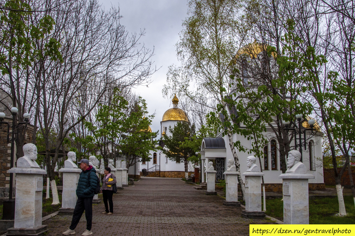 Аллея древнегреческих учёных и философов ведёт к Петропавловскому собору — главному храму комплекса. История комплекса началась в 1998 году, когда семья Алексеевых получила разрешение на строительство небольшой церкви, позже названной Храмом Святых Петра и Павла. Её возведение началось уже в 1999 году на средства греческой церковной общины. После строительства храма на пожертвования благоустроили территорию, в 2013 году вокруг храма разбили парк. Постепенно возвели и другие церковные сооружения, а также установили 22-метровую статую Иисуса Христа, напоминающую скульптуру в Рио-де-Жанейро. За неё туристы прозвали храмовый комплекс «Рио-де-Кавказ».
