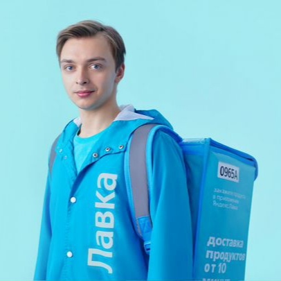 Мооденький-мооденький. Продукты кому-то несёт 👌