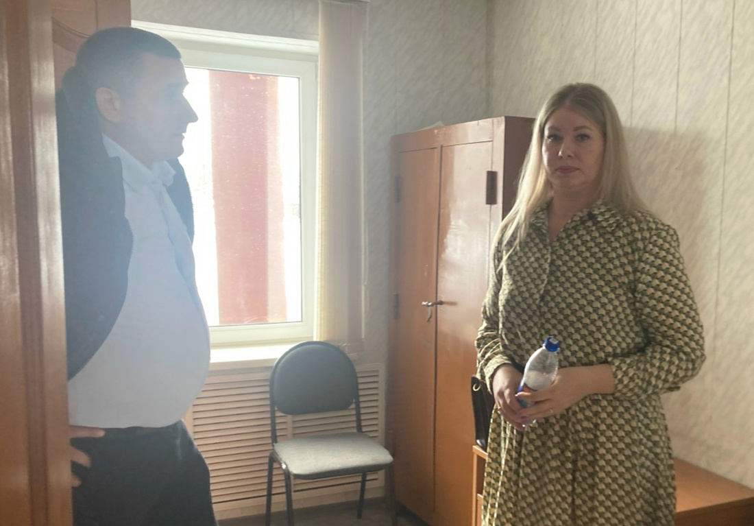    Юрла, 3 марта. Здание постоянного присутствия Кудымкарского городского суда в селе Юрла. Дарья Отинова и адвокат Андрей Рачёв после заседания суда. Суд первой инстанции отказался обязать Игоря Отинова продать свою долю в пользу бывшей жены и детей. Фото: Яна Яновская, «ПН»