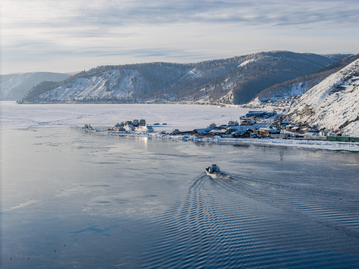 паром через исток реки Ангары работает круглый год