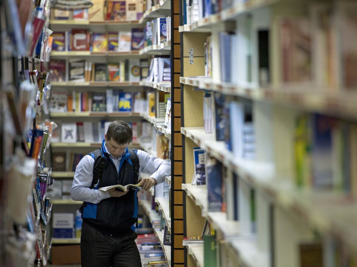    Покупатель в книжном магазине | © РИА Новости / Рамиль Ситдиков