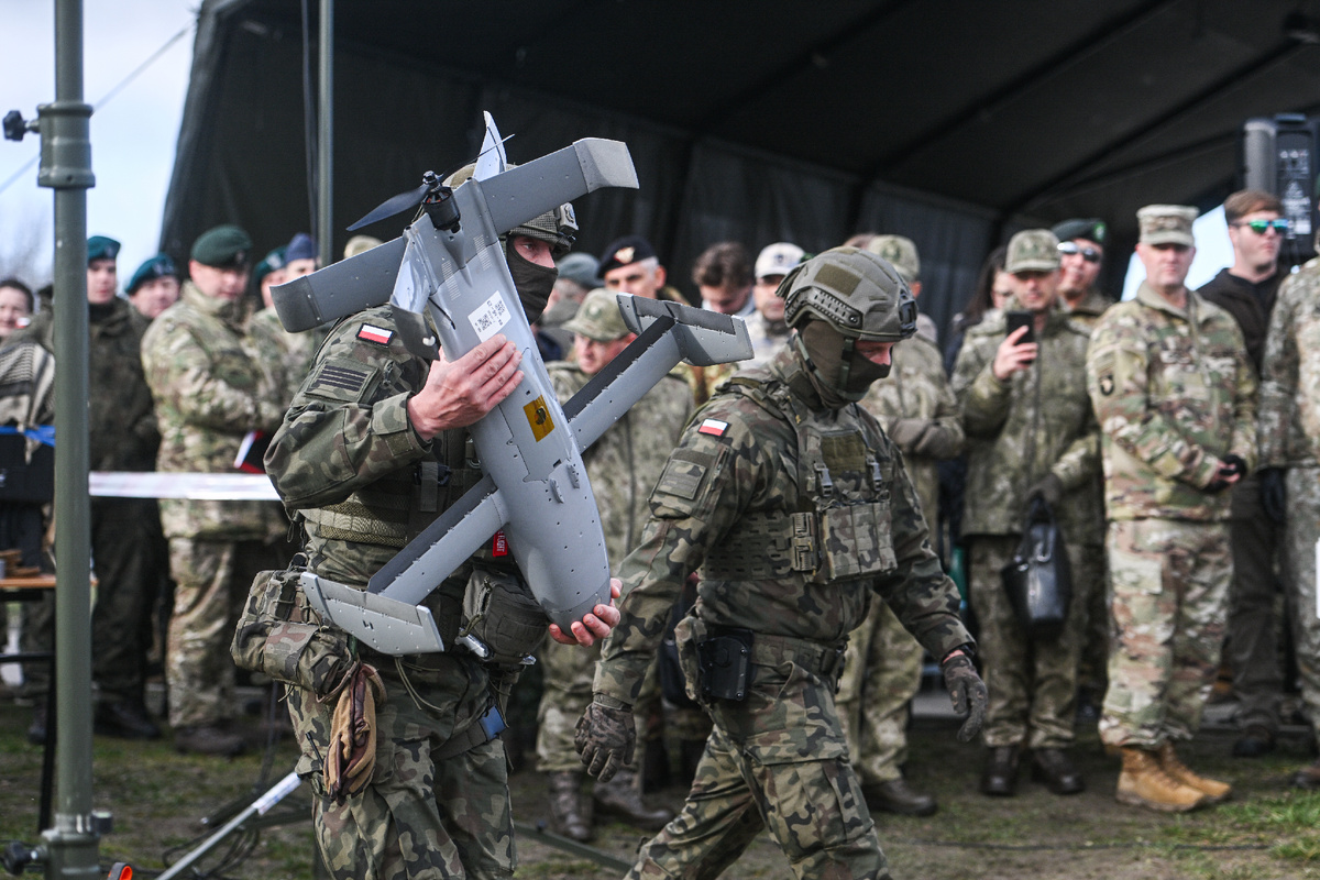 Солдат польской армии с дроном Merops (© Omar Marques / Getty Images)