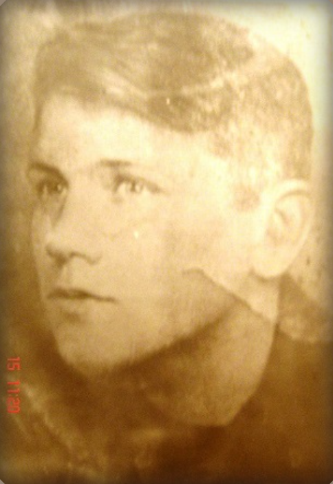 Качан Борис Петрович - Партизан-разведчик бригады / разведчик. По совету своего дяди – члена подпольного райкома КП(б)Б Владимира Александровича Качана – вместе со своими друзьями Артуром Ржеутским, Колей Капшаем, двоюродной сестрой Лелей Шапчиц собирает оружие и боеприпасы, прячет их в вырытой и оборудованной ими в лесу в 3-х километрах от Борисова землянке. С первых дней войны организовал и возглавил первую подпольную молодежную группу. Летом 1942 г. подпольными партийными органами было принято решение отправить ребят в партизанский отряд. Захватив машину с электростанции, Борис Качан, Артур Ржеутский и Николай Капшай ушли в лес и стали разведчиками бригады «Дяди Коли». Под непосредственным руководством начальника особого отдела бригады Владимира Рудака группа Б.Качана установила местонахождение школы абвера «Сатурн» в военном городке Печи, выкрала начальника штаба Вильденмайера и начальника 93-й диверсионно-разведывательной школы «Сатурн» полковника Нивелингера.