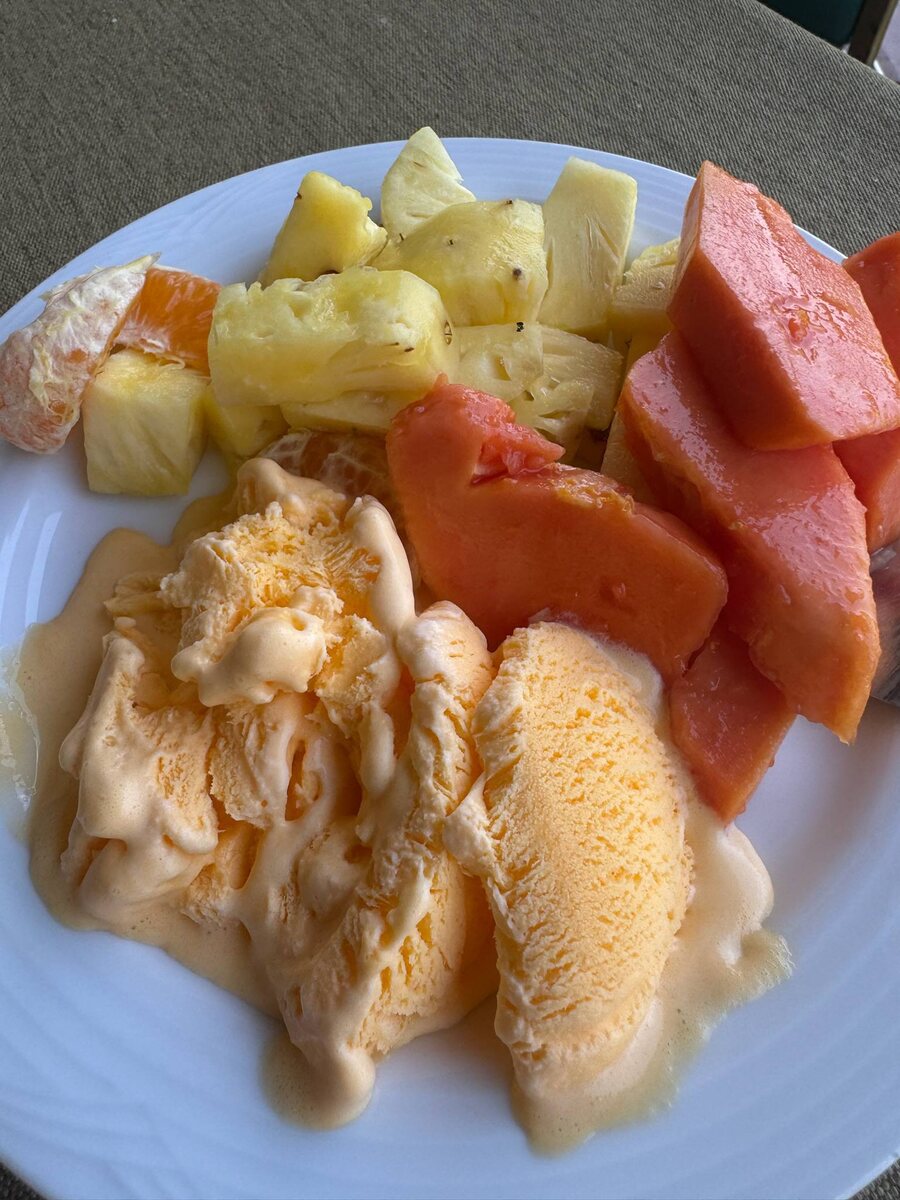 Фрукты с мороженым