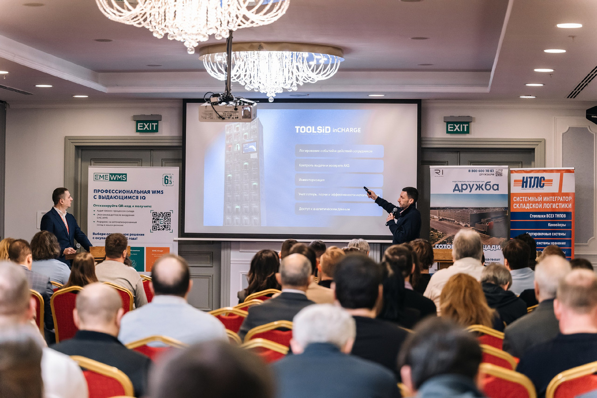 12 марта 2026 года в Казани прошла традиционная международная кейс-конференция «Логистика Будущего»,  где девелоперы, логистические операторы и технологические компании обсудили ключевые тренды развития складского рынка Татарстана: автоматизацию, роботизацию, WMS и новые индустриальные парки.

Елена Стрюкова из Perfect RED представила обзор рынка складской недвижимости Татарстана и презентовала новый складской комплекс в Кощаково под Казанью, отметив растущий спрос на современные складские площади в регионе. А Роман Чюкреев из R1 Development презентовал Индустриальный парк Дружба, рассказал о потенциале формата Light Industrial для региональных рынков.

Николай Чапаев из Ateyco, показал, как создание единого цифрового контура управления складом помогает защищать процессы и обеспечивать бесперебойную работу логистических операций. 

Кирилл Цидов из HTЛC, поделился опытом внедрения роботизации на складах — от пилотных тестов до масштабирования решений. Дмитрий Абдрахманов из SCANCODE разобрал тему глобальной маркировки товаров и рассказал, какое оборудование необходимо компаниям для работы с новыми требованиями.

Владимир Лыков из EME представил концепцию WMS пятого поколения, где управление складом строится через бизнес-процессы для достижения максимальной производительности. А Олег Розанов из Ronavi Robotics рассказал, какие факторы компании должны учитывать до подписания контрактов на роботизацию складов и производств.

Александр Дзвонковский из Почты России объяснил роль единого оператора в создании бесшовной логистической инфраструктуры. А Дмитрий Кузнецов из ООО «Азъ-группа» поделился практическим опытом технологического развития складов и внедрения WMS-систем. Модератором конференции выступил Сергей Деев, DSM-Logistics.

Кульминацией деловой программы стала дискуссия «Складские титаны Татарстана: борьба за лидерство», где эксперты Константин Антонов (ЛК ДорХан Девелопмент – Казань), Роман Чюкреев (R1 Development) и Дмитрий Дубровский (ЛК "Один пояс и од