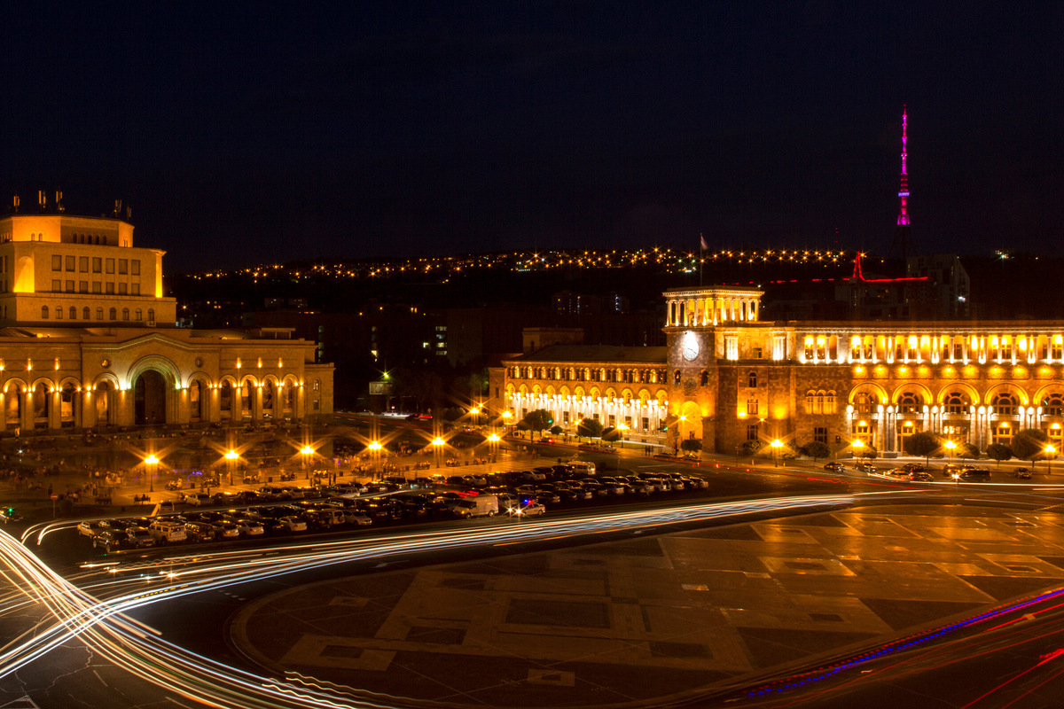 Площадь Республики — архитектурный комплекс с правительственными зданиями (Парламентом и Министерством финансов) и Национальным музеем. Здесь всегда шумно и многолюдно, отдохнуть после прогулки можно на лавках или современных парапетах. С апреля по октябрь каждый вечер с 20:00 до 22:00 здесь проводят шоу фонтанов с подсветкой и музыкой. Фото: Sonanik / Wikimedia