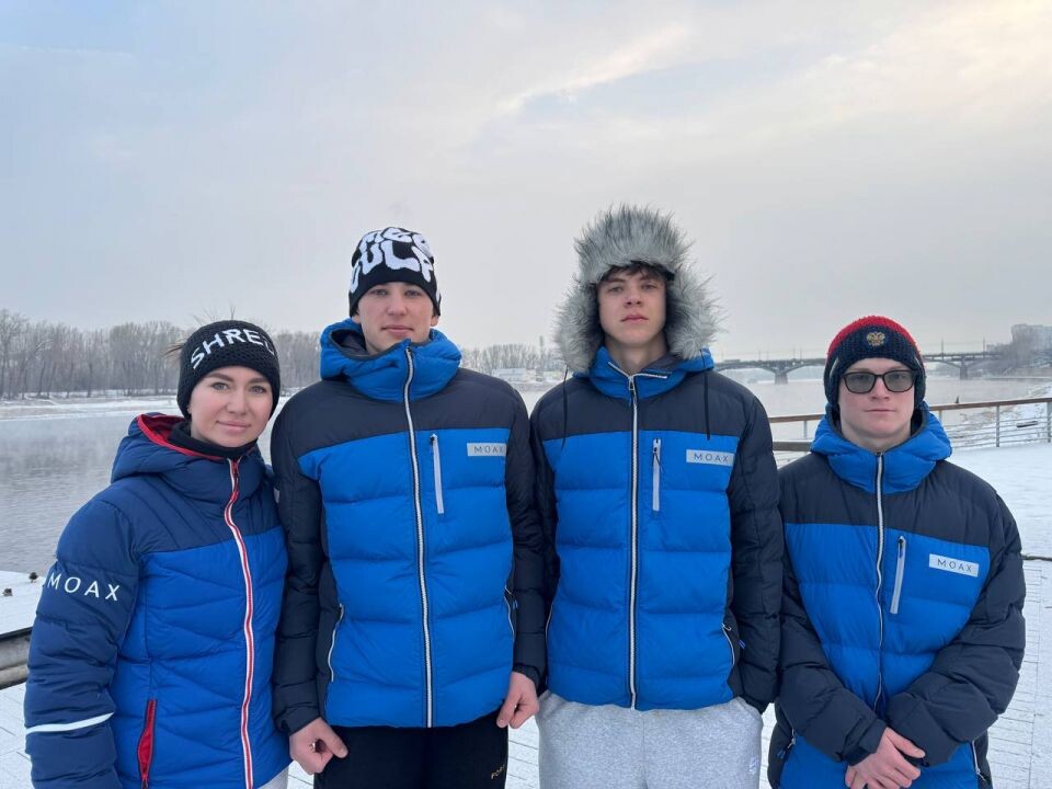   Тренер Александра Макаренко, Роман Коркин, Егор Шелякин и Михаил Черкашин на набережной Енисея