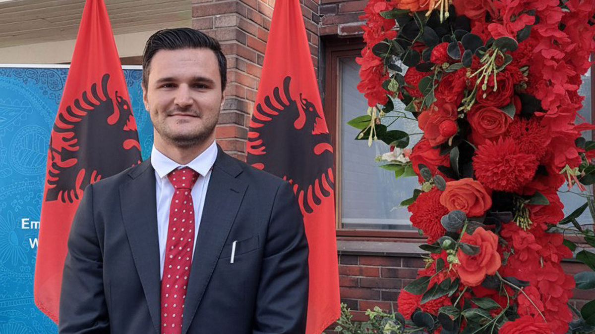    Армандо Мема