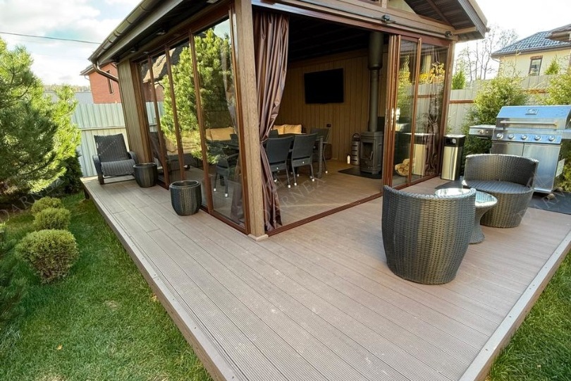 Такую беседку сейчас хочет каждый: раздвижное остекление, терраса и уют внутри