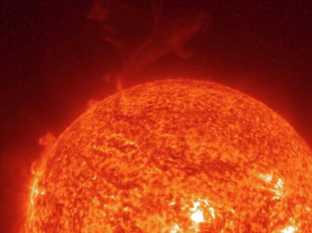    Выброс протуберанца исполинского размера на обращенной к Земле стороне Солнца | © Космическая погода — XRAS.RU/Telegram