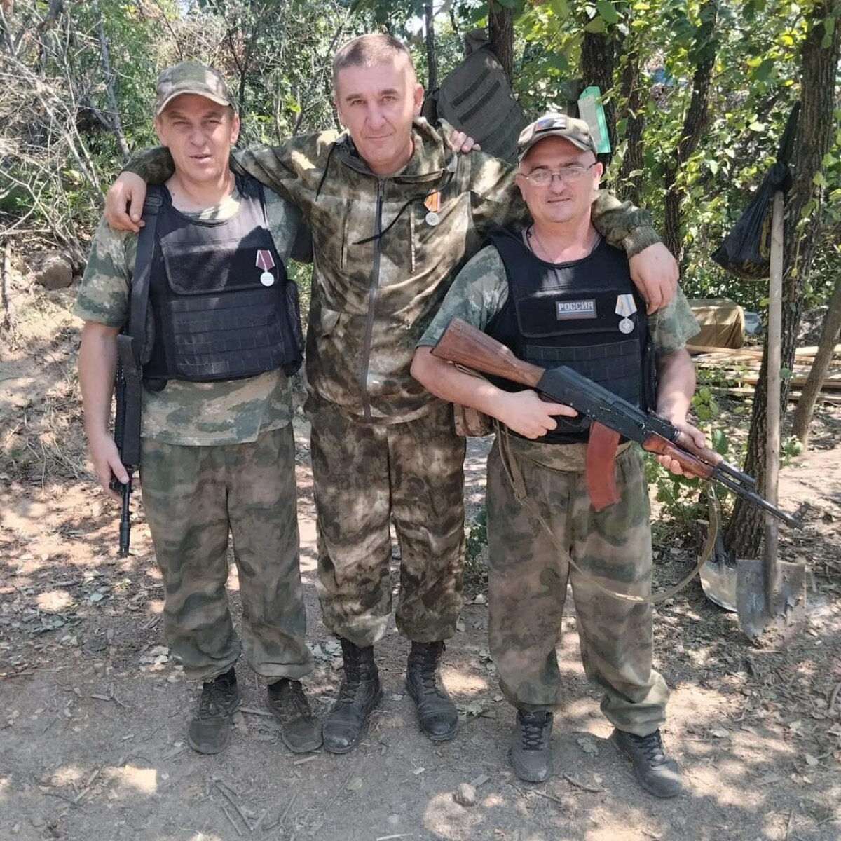    Валерий Беложенко с сослуживцами Александром Росоловым из Донецка и Константином Рот из станицы Ловлинской делили тяготы боевой жизни / фото из архива Беложенко