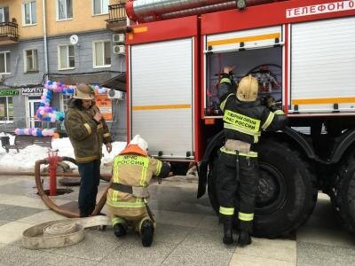 В Энгельсе пожарные тушили горящее здание