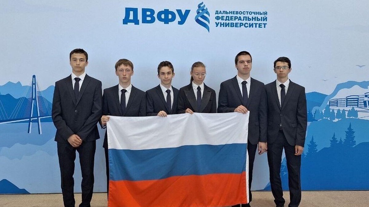 На фотографии: победители международной олимпиады по математике (International Mathematical Olympiad, IMO) в Японии. Золотые медалисты Алиса Волкова, Александр Гнусов, Ратибор Коптилин, Роман Кузнецов, Эльдар Хисамутдинов и серебряную медаль получил Павел Прозоров.