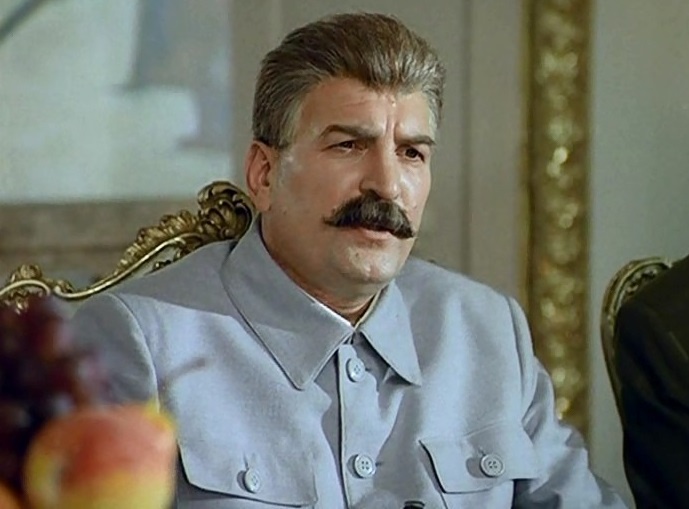 Кадр из фильма «Пиры Валтасара или Ночь со Сталиным» (1989). Скриншот.